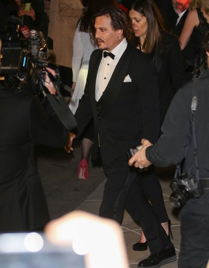 Whatfat Hachi 太ったジョニー デップとかラッセル クロウが着てたパンツのサイドにテープが入ってるタキシード やっぱりタキシードってシンプルなのが一番じゃないんかなー 太ってるの太ってないの関係なくこれしゅっと着てる人いるかなと思ったらいたw