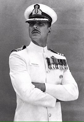 thishandleisok's tweet photo. #TrendReview: Classic RUSTOM 1st Look is exactly what it says! #AkshayKumar is back & ready to win hearts! #RevHuman https://t.co/bG1S15orzV