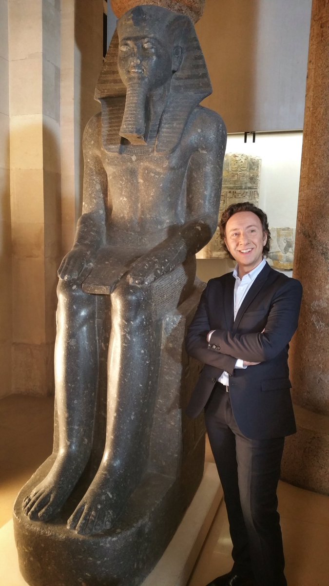 Tournage nocturne au <a href="/MuseeLouvre/">Musée du Louvre</a> pour <a href="/secretshistoire/">Secrets d'Histoire</a> @France2tv. Qui devinera le sujet de l'émission ?