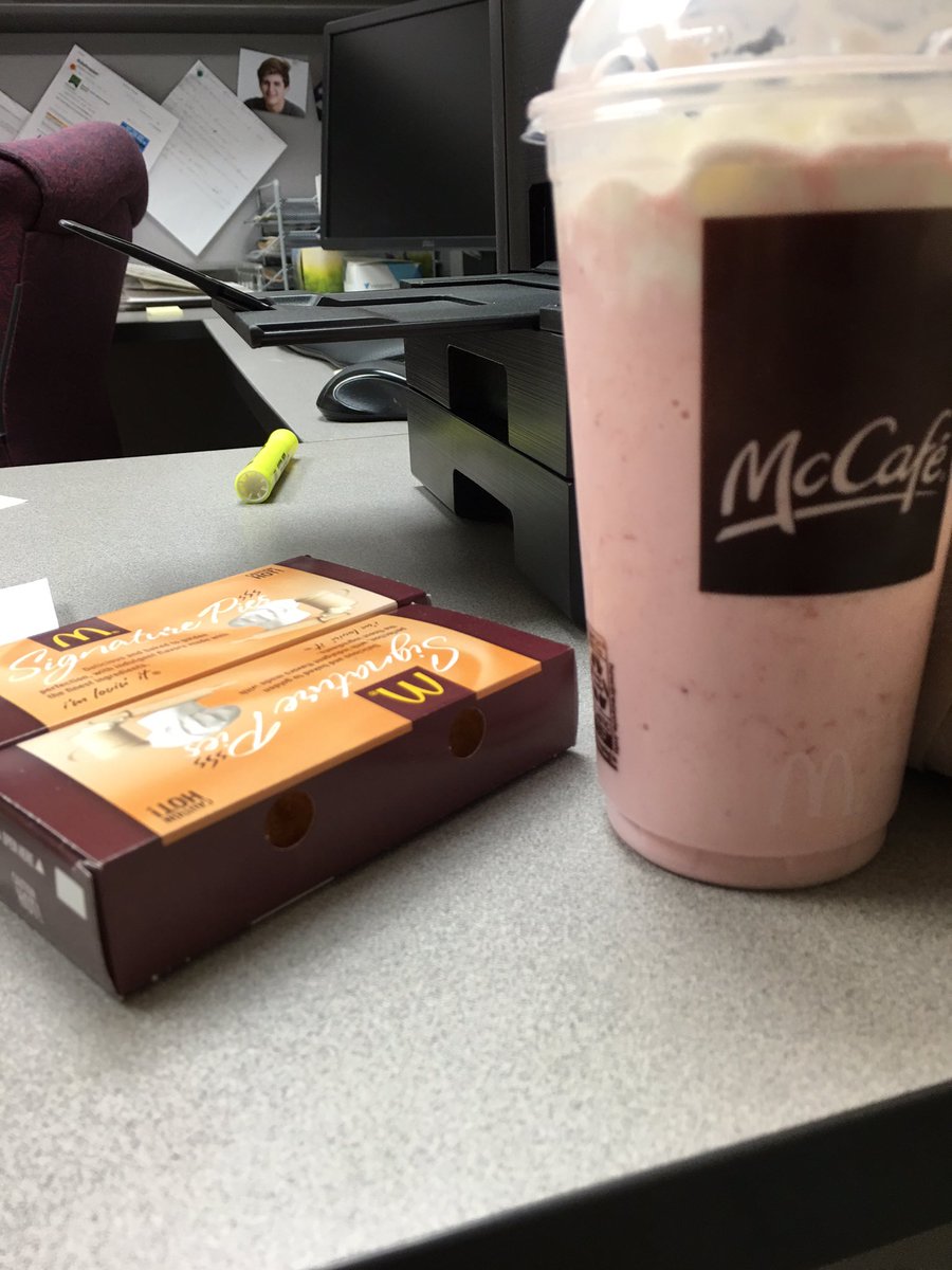 KeilorSnachez's tweet photo. @McDonalds When yo grind out the till have strawberry pies 😍😘 https://t.co/QsCaSjCRDy