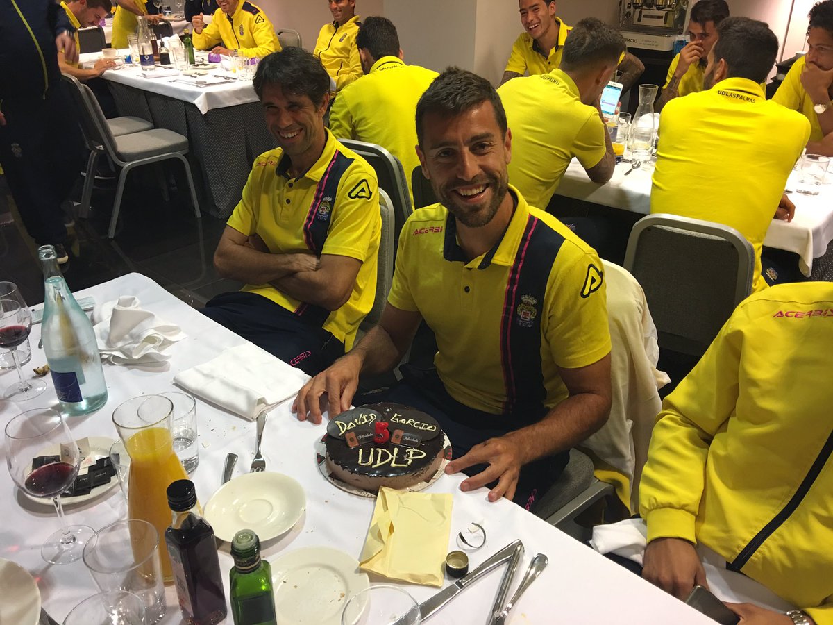 UDLP_Oficial's tweet photo. David García celebra con la expedición amarilla en el hotel de concentración su 34 cumpleaños. Felicidades capitán!! https://t.co/lQhI3c83Xh