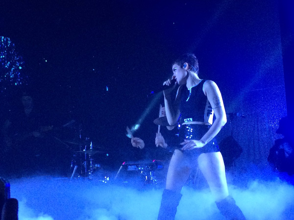 Rose_ColoredBoy's tweet photo. Halsey - Manchester 22/2/16 https://t.co/eMUs0ayZuQ