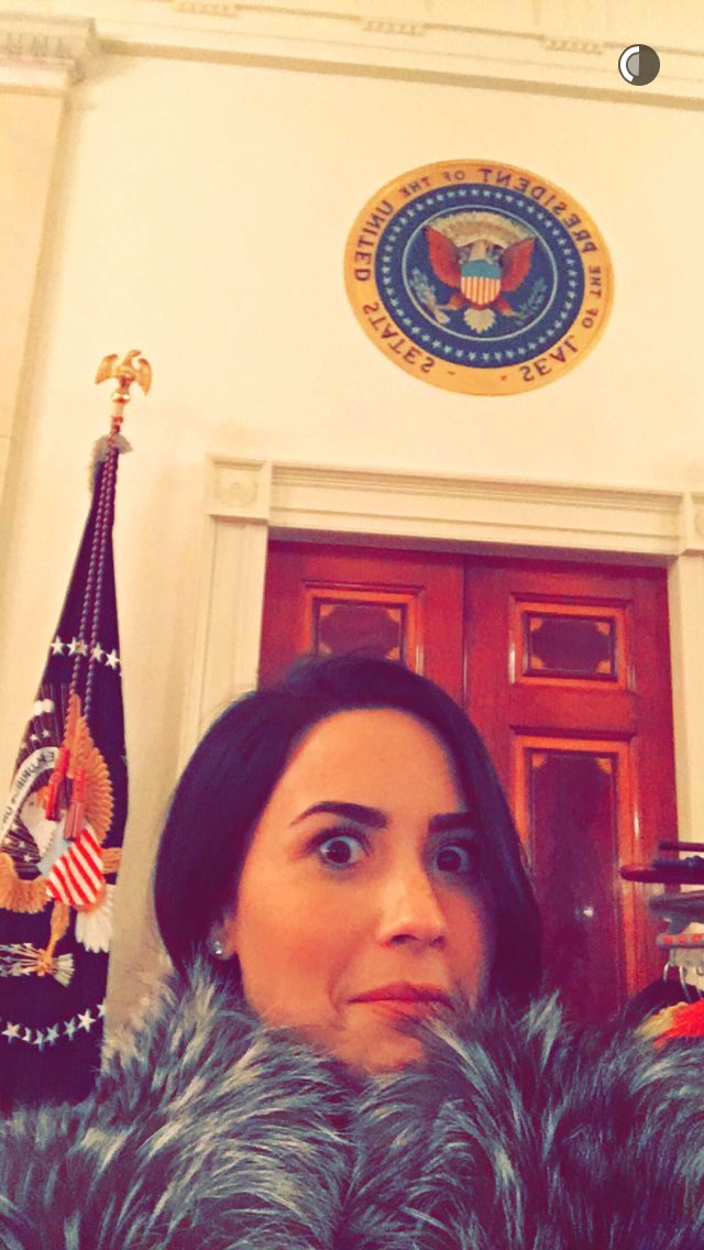 trairwreck's tweet photo. Demi postou esse Snap dentro da Casa Branca! #StoneColdVideoTODAY https://t.co/hHCIHgMBj5