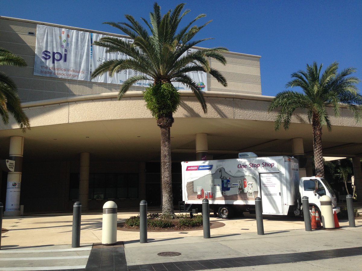 NextStepComms's tweet photo. And here's the same truck 4 weeks/1,500 miles later in sunny Orlando at #NPE2015 #TBT #20YearsofNextStep @WittBatt https://t.co/B9a1hmlDyO