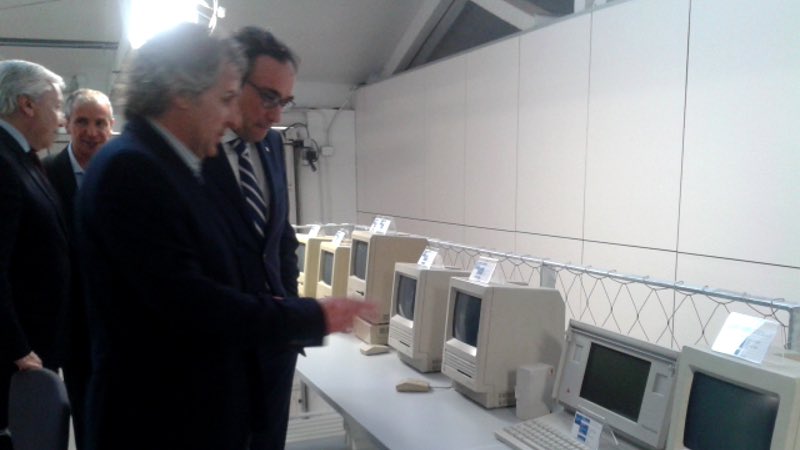 microblau_colt's tweet photo. En @jaumemercader mostra el nostre museu Apple 💻 als convidats d'honor #InfinitumFactory via @DiarisSabadell https://t.co/2P9IMXzYjG