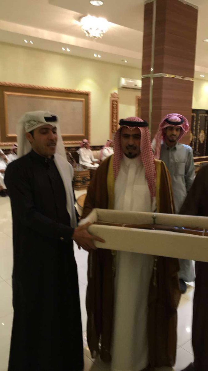 هدية ابناء الشيخ عايض بن فالح رحمه الله .. لـ #حجاب_طايع
بيض الله وجيهم على المقام الطيب والعلم الغانم والحفل المشرف