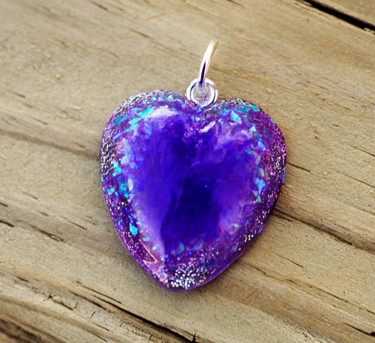 DanaNDesign's tweet photo. Heart pendant, resin heart, resin jewelry, valentine's day,… https://t.co/so4aDjRLLb #DanaNDesign #Spiritualelegteam https://t.co/o3NXz125Eq