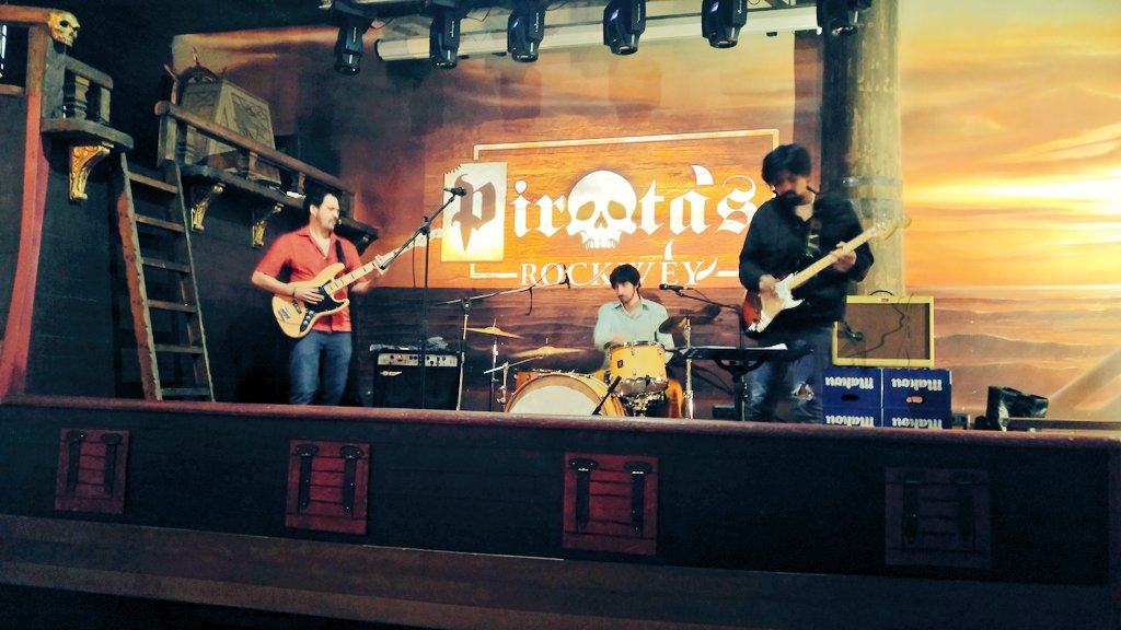 RodriGarcinuno's tweet photo. Sólo un barco pirata es capaz de sostener esto. En media hora @TheHendrixBand en el Pirata's de Alcorcón. https://t.co/PII0F6dcI0