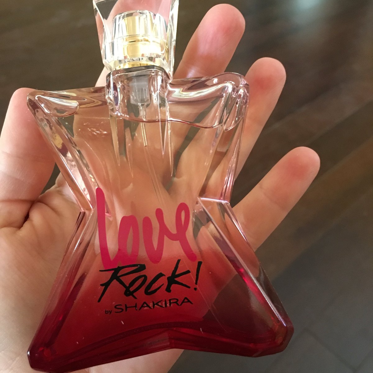 La_Guera_Gomez's tweet photo. @USfragranceClub @shakira #LoveRockByShakira https://t.co/ILsU5vWIYp