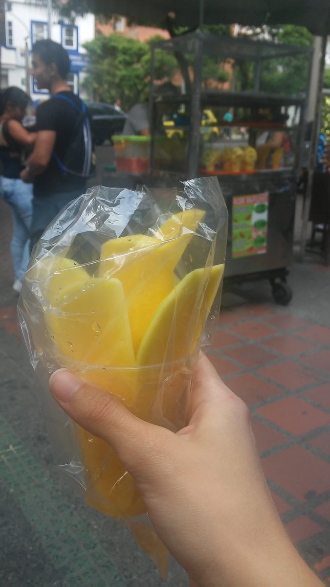 JessSuarez's tweet photo. Mientras algunos tienen que regalar la SIM para conseguir clientes, #VirgenMobile le regala mango a sus usuarios https://t.co/2olICcoYwk