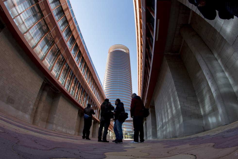 elpais_foto's tweet photo. Fotos: Torre Sevilla: el edificio más alto de Andalucía  https://t.co/23jRLyXEYz Imágenes a 160 metros de altura https://t.co/bI52wrd4VU