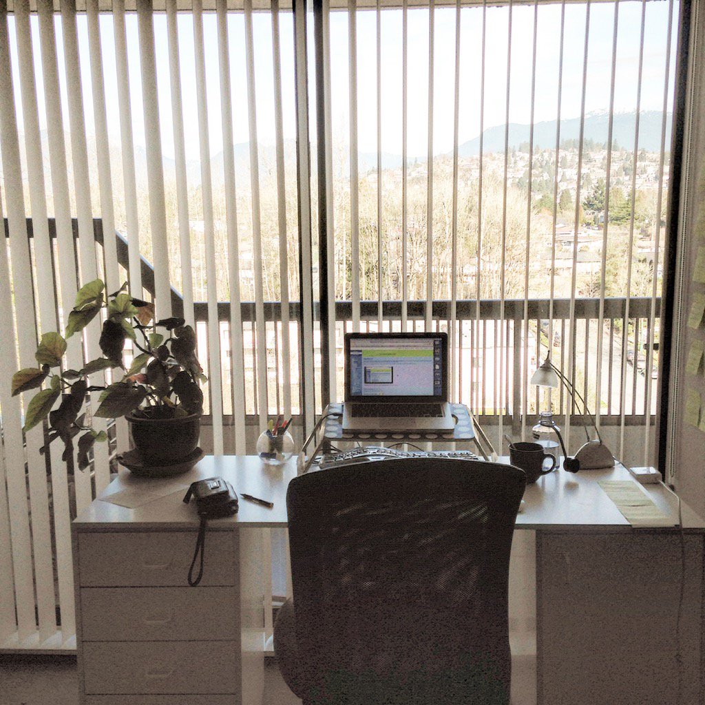 ellenarsted's tweet photo. Not wanting to be inside! ☀️ #ThursdayThoughts #WorkFromHome #summerisnear https://t.co/czBpwu89wM