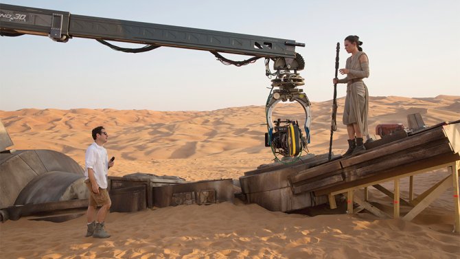 JJ. Abrams y Daisy Ridley en el rodaje de 'Star Wars: El Despertar de la Fuerza' (2015)