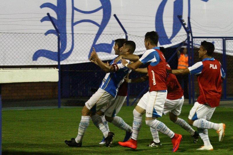 AvaiFC's tweet photo. Avaí vence clássico com gol de William. https://t.co/jf5e3ipEUr https://t.co/m6TkH4cdYB