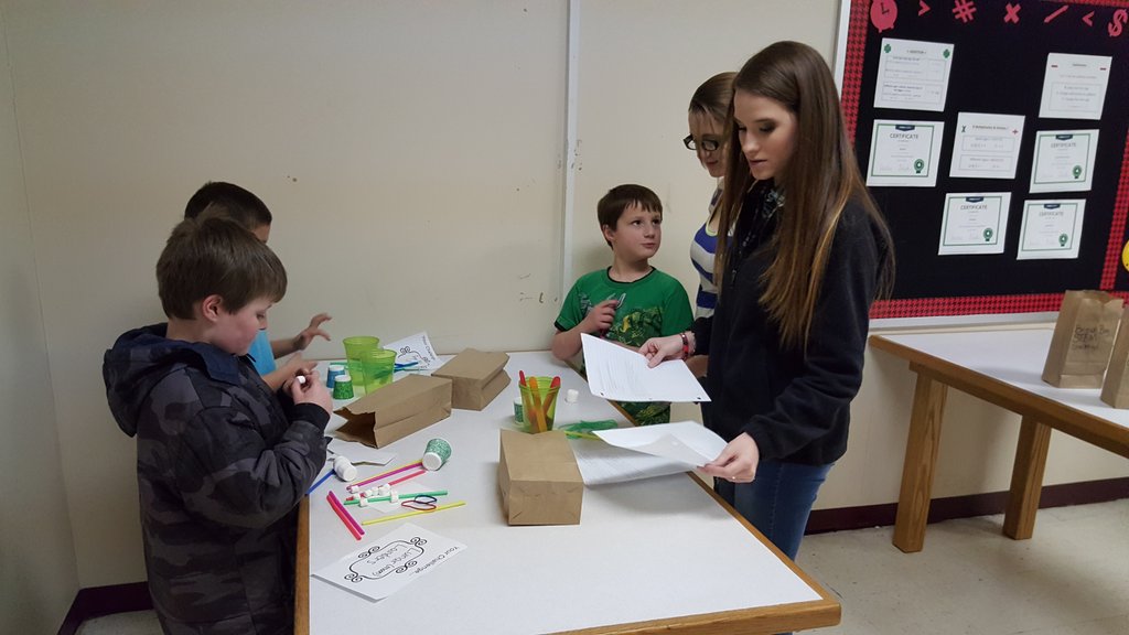BeebeBBK_6AE's tweet photo. Big kids helping little kids with STEM projects during our Parent Empowerment Night @BadgerAcademy @BelindaShook https://t.co/b6KsqOqMjc