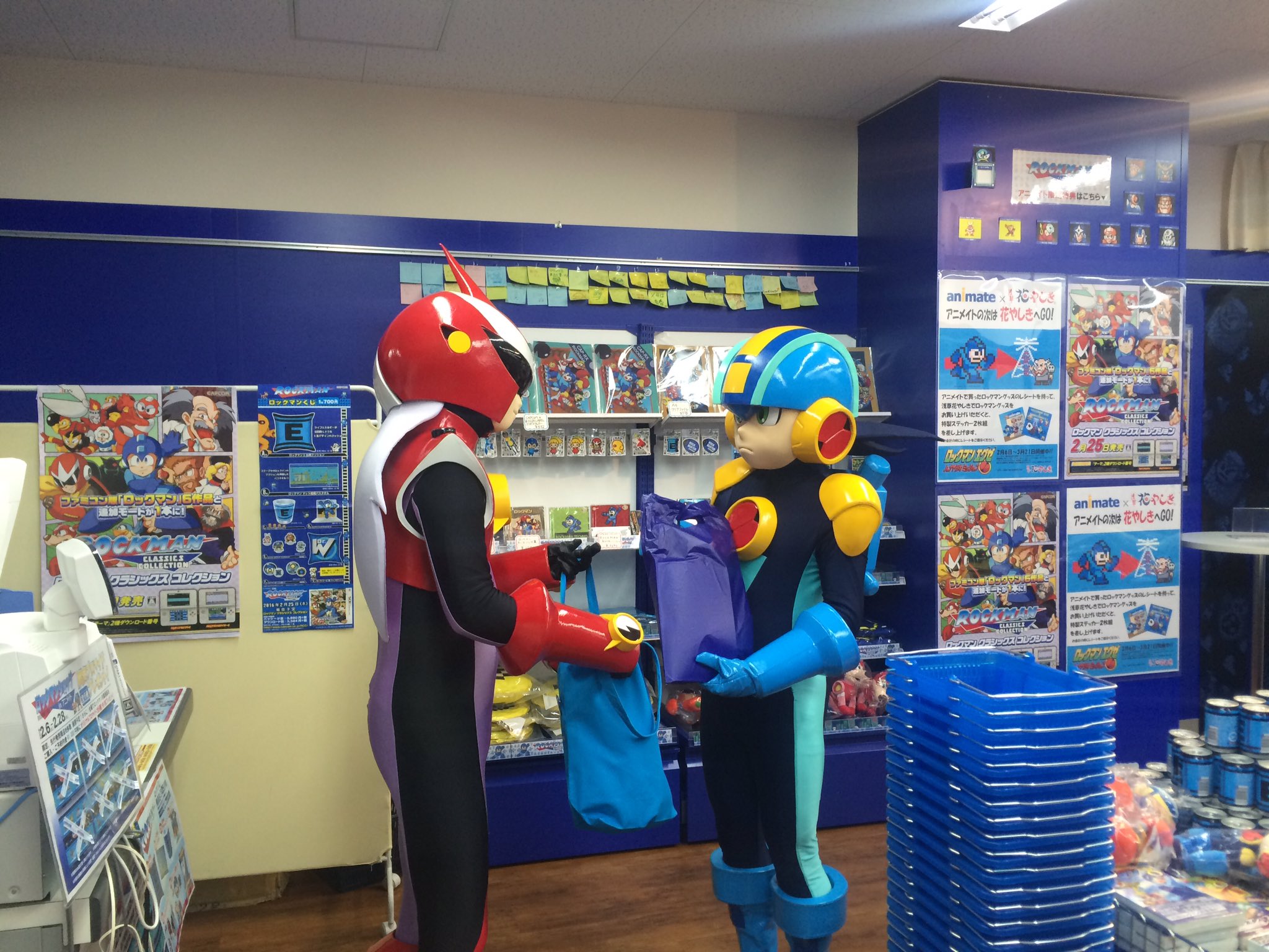 浅草花やしき 公式 Twitterissa ブルースがアニメイトさんで買ったパーカーをロックマンにプレゼント 花やしき ロックマン T Co 3q3rxqwvdz