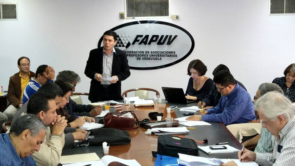 sketa0's tweet photo. La Junta Directiva de @FAPUV aprobó un plan de acción contra la confiscación del salario a través del ISLR. https://t.co/grG0tjybLV