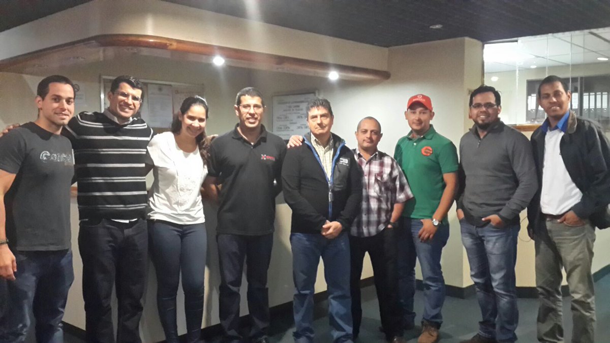 simulnet's tweet photo. Fantástico grupo en el primer #ECCS en la ciudad de Caracas ¡felicidades chicos! #Simulnet #Elastix #cierredecurso https://t.co/JceBqmosxV