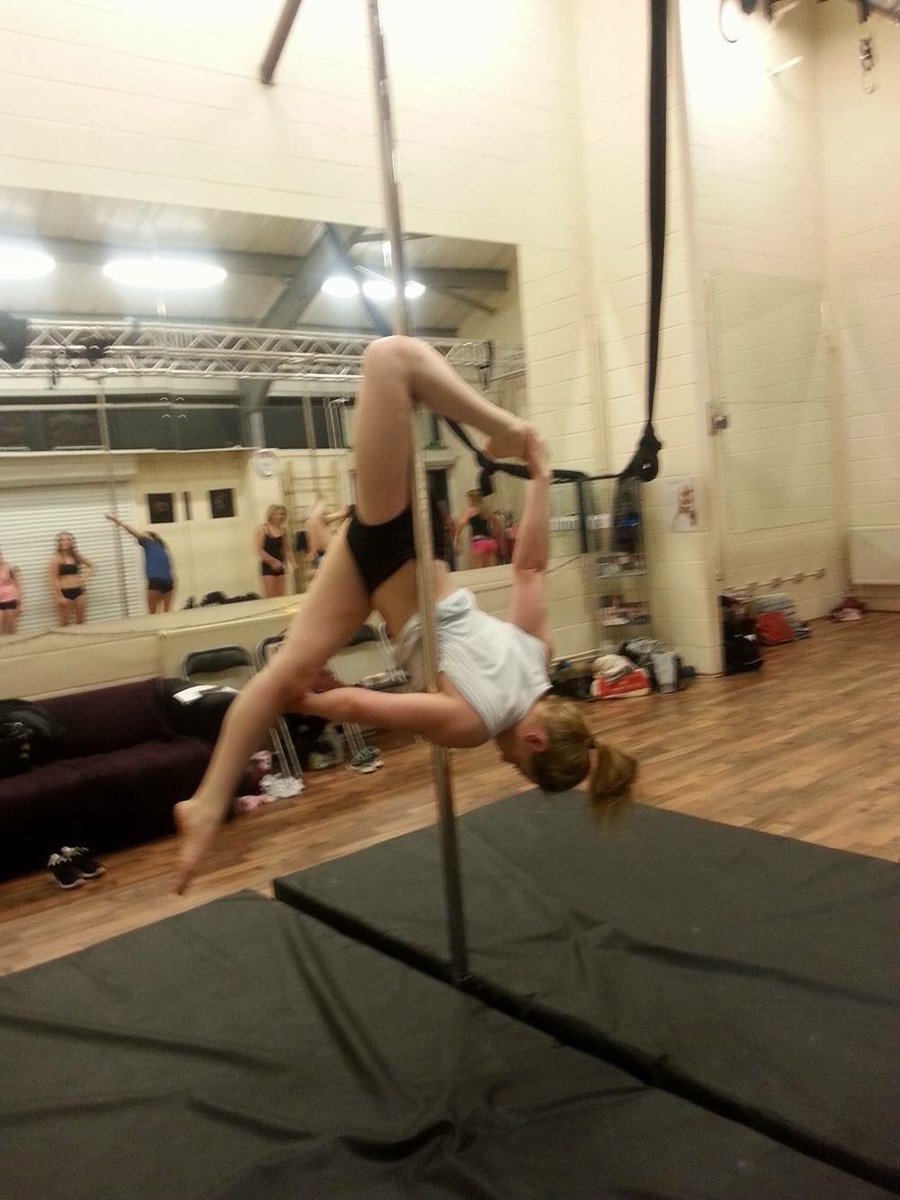 #pole #polefitness #polefitness #polemove #invert #poledance #strong #split