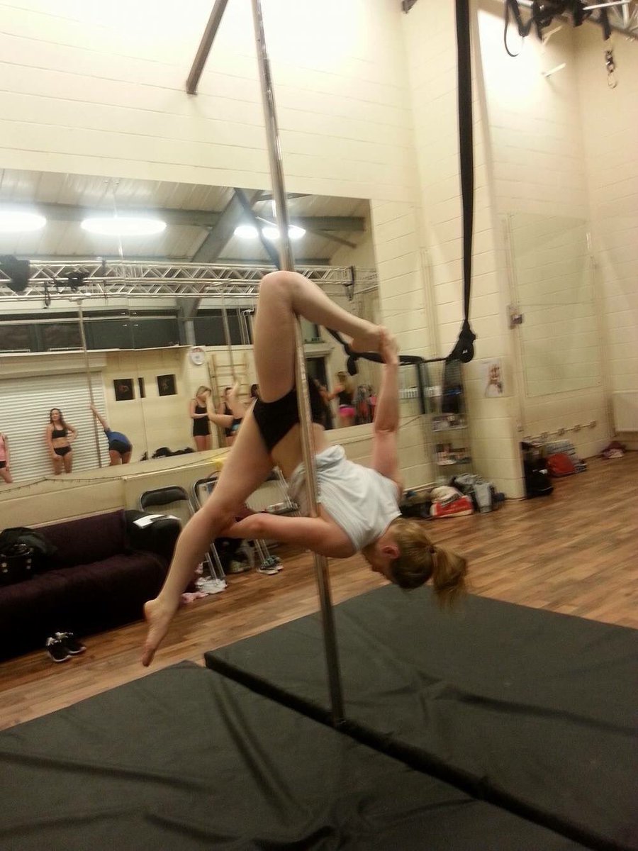 Spana88's tweet photo. #pole #polefitness #polefitness #polemove #invert #poledance #strong #split https://t.co/wfJzfZEBQU