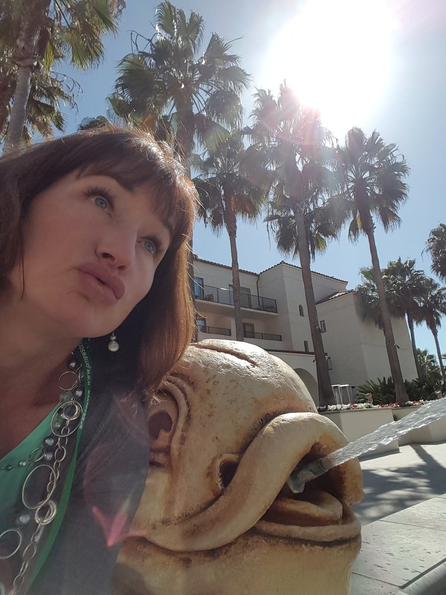 actorswebmaster's tweet photo. Never underestimate #PuckerPower  #socialsummit16 #PRselfie https://t.co/lbbQgj1H3Y