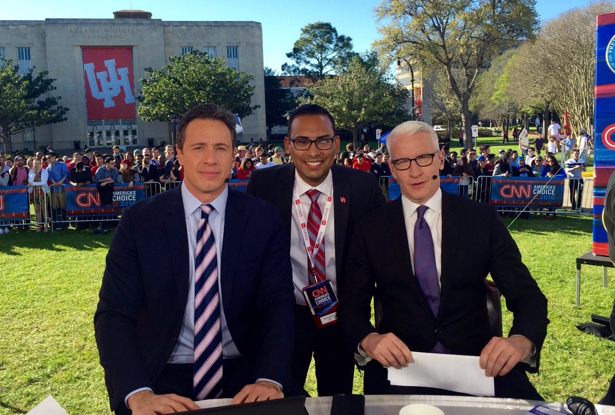 AdrianFCastillo's tweet photo. On the desk with @andersoncooper and @ChrisCuomo before the debate #DebateAtUH #CNN #ThanksJavi https://t.co/WQrkTQzU71