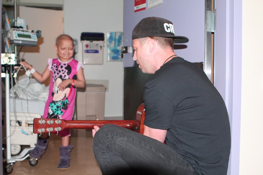 UCLAMCH's tweet photo. Wonderful day @MCHUCLA w/ @GetWellSoonTour @ItsBennyBlanco! @OneRepublic brightened the kids' day! Thank U so much! https://t.co/EvNey1zpu2