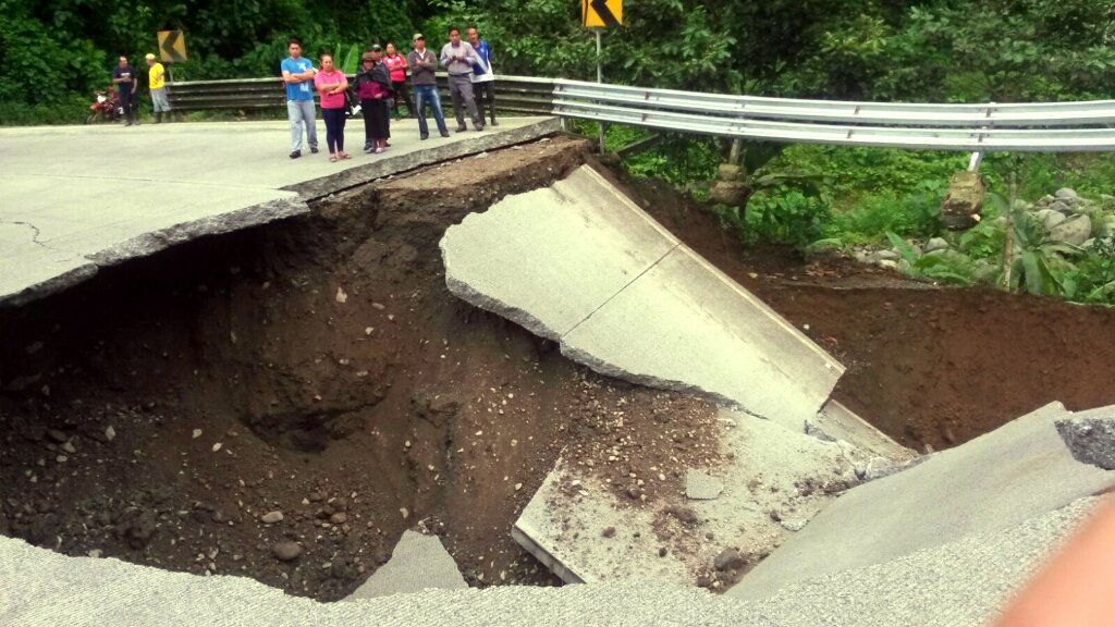 Mercedeschavez2's tweet photo. #Cumanda maquinaria trabaja en apertura de vía alterna para dar tránsito @teleamazonasec @RiobambaBot #vialidad https://t.co/El5Pji8ucK