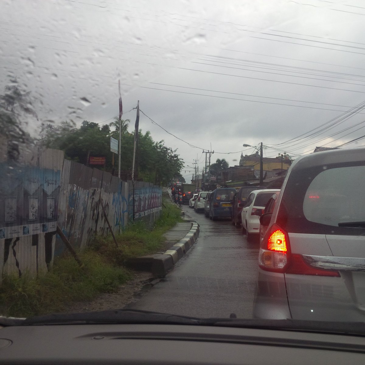 Jl. Raya Sawangan arah depok macet parah, cuaca grimis. <a href="/RadioElshinta/">Radio Elshinta</a> #traffic #depok #sawangan #dtc