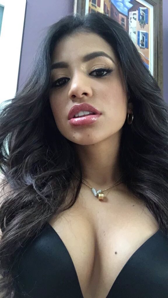 MomentoCornudo's tweet photo. Una #HotWife asi por favor, te lo pedimos señor. Para cuando una escena cuckold? @LilveronicaR https://t.co/o0cqu8iGjL