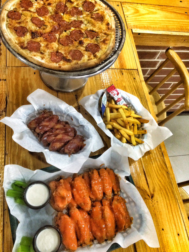 WickedPizzaEC's tweet photo. Hoy toca romper dieta! ✋ #CheatMeal #WickedPizza #ArtisanalPizza #CraftBeer #Wings #Guayaquil https://t.co/lyEFt6LxMK