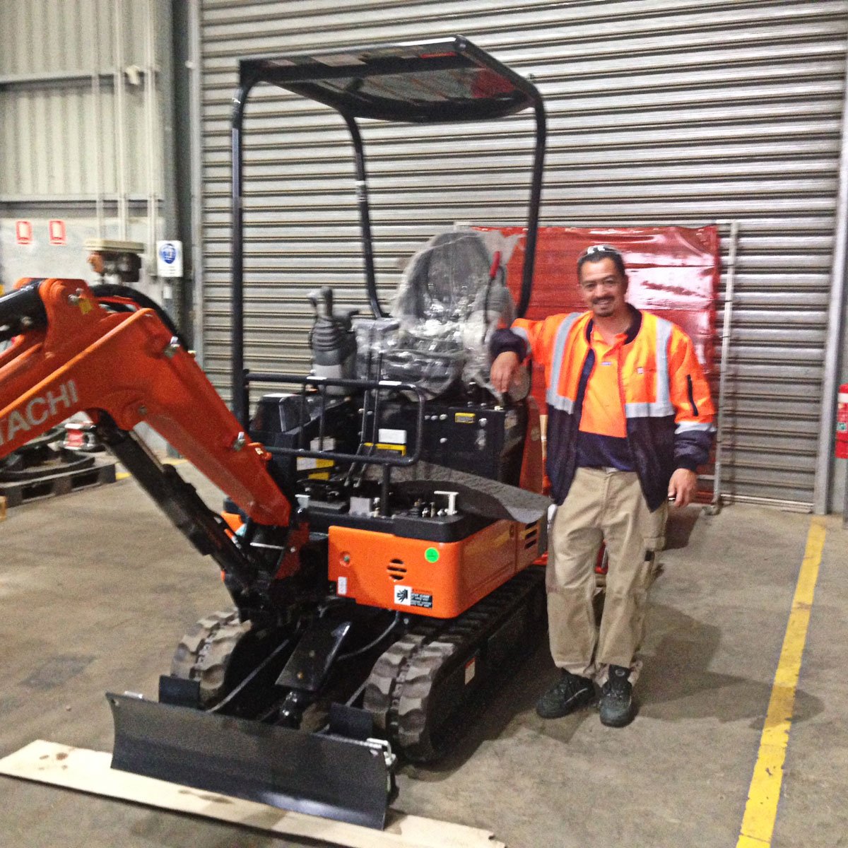HitachiCMAU's tweet image. Another happy customer from Fiko Dingo Services taking delivery of his #HitachiMini #MiniFinance #Hitachi
