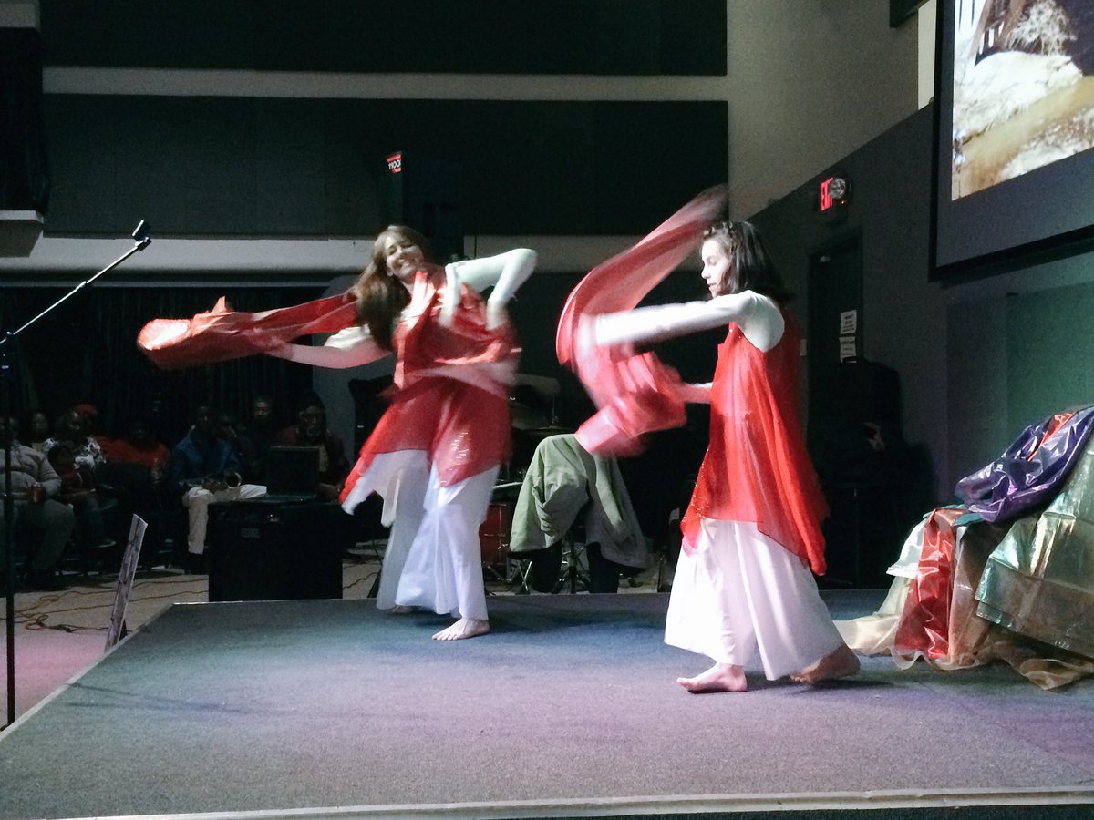 MsNewzie's tweet photo. Mother daughter praise dance team. "Mercy Seat" #homelesshelpinghomeless https://t.co/UCZw2m8Jac