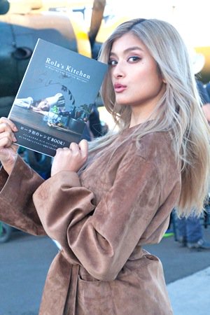 ローラが本誌200号をモードにお祝い！直筆サイン入りレシピ本を10名様にプレゼント！  <a href="/voguejp/">VOGUE JAPAN</a> をフォロー＆このツイートをRTして！詳細はこちら>>  buff.ly/1oDDu0j #VOGUEJP200