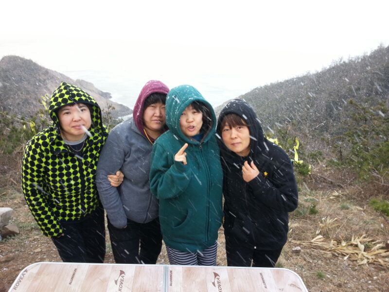 kimyoungoh0416's tweet photo. 이번주가 저희 10반이 동거차도 당직인데 저는 생계문제로 함께 하지 못하고 연약한 어머님들만 보내게 되어 마음이 무겁습니다.
바람도 차가운데 건강 챙기시고 감기 조심 하십시오.
10반 어머님들 화이팅!!! https://t.co/kfPgptlsKY
