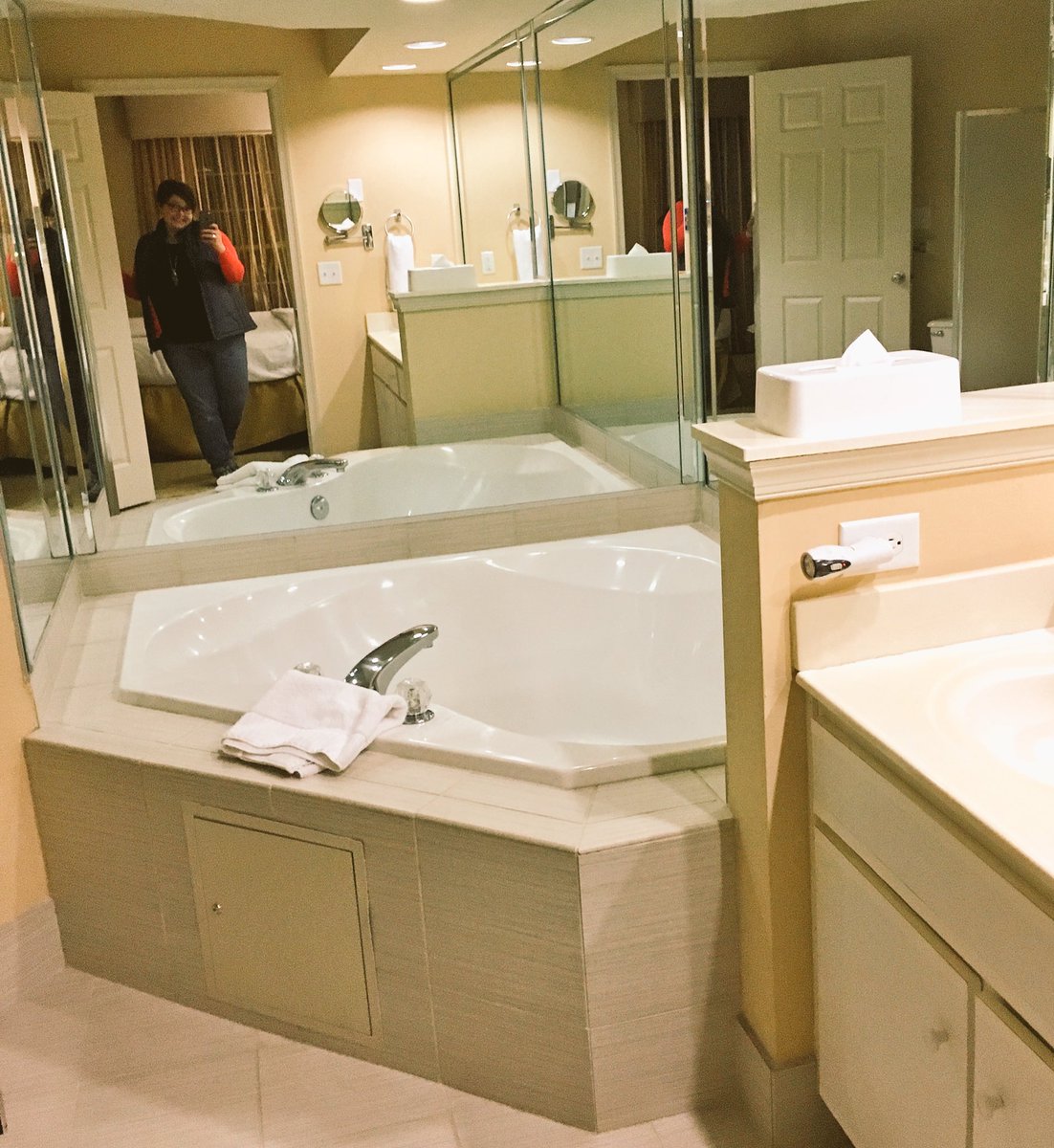 lyndsaysdurham's tweet photo. #unpluggedweekend starts now! If you need me, I'll be in the jacuzzi. #happybirthdaytome #loveourlove https://t.co/JX8RHAVtZd