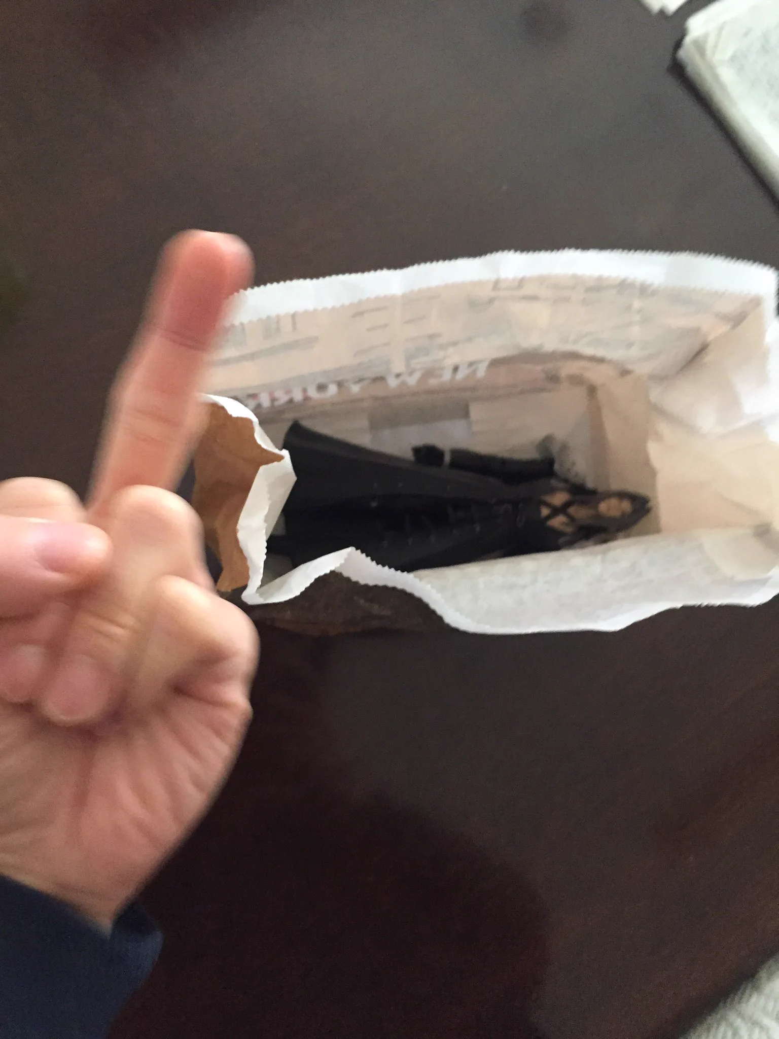 ミスドの袋を見てテンションアップ...中を見てみると..クソがっww