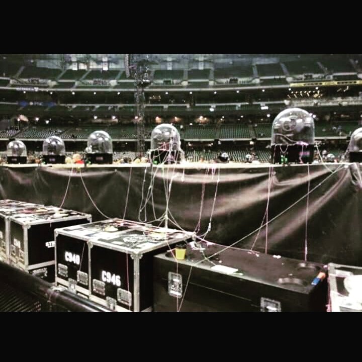 JennKat1978's tweet photo. #TBT to 6 months ago to #OTRAMilwaukee. #OneDirection #SillyStringFight #LouisVsLiam #Milwaukee #MillerPark https://t.co/zUpDnBi5RM