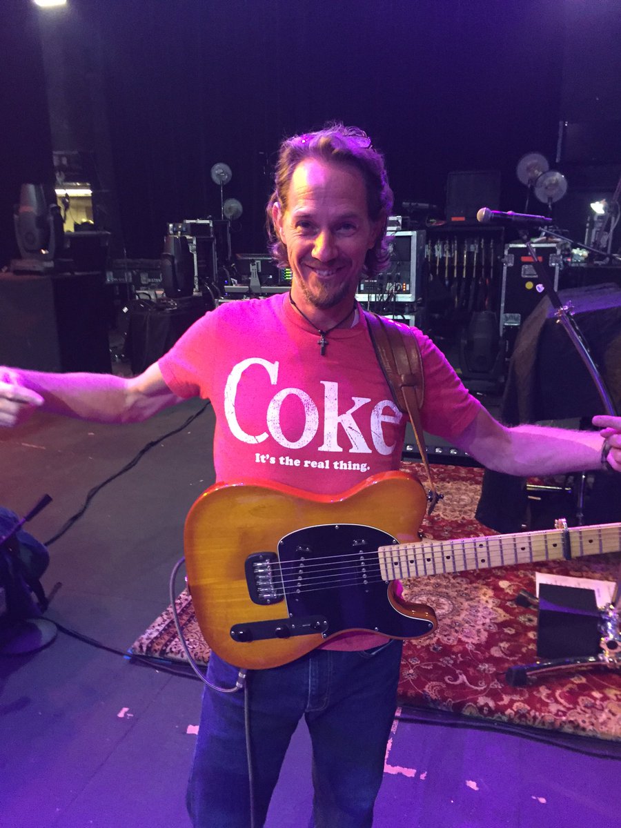 BarrettBaber's tweet photo. Soundcheckin' @TheJointLV @CocaCola #HarryHasStyle https://t.co/TwhHjKEQZ4