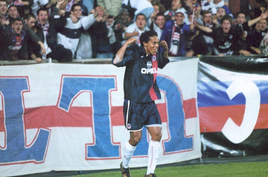 AUTEUIL1991's tweet photo. Devant le VA #CapitaineRai #Ronaldinho https://t.co/dvk1sex5A3