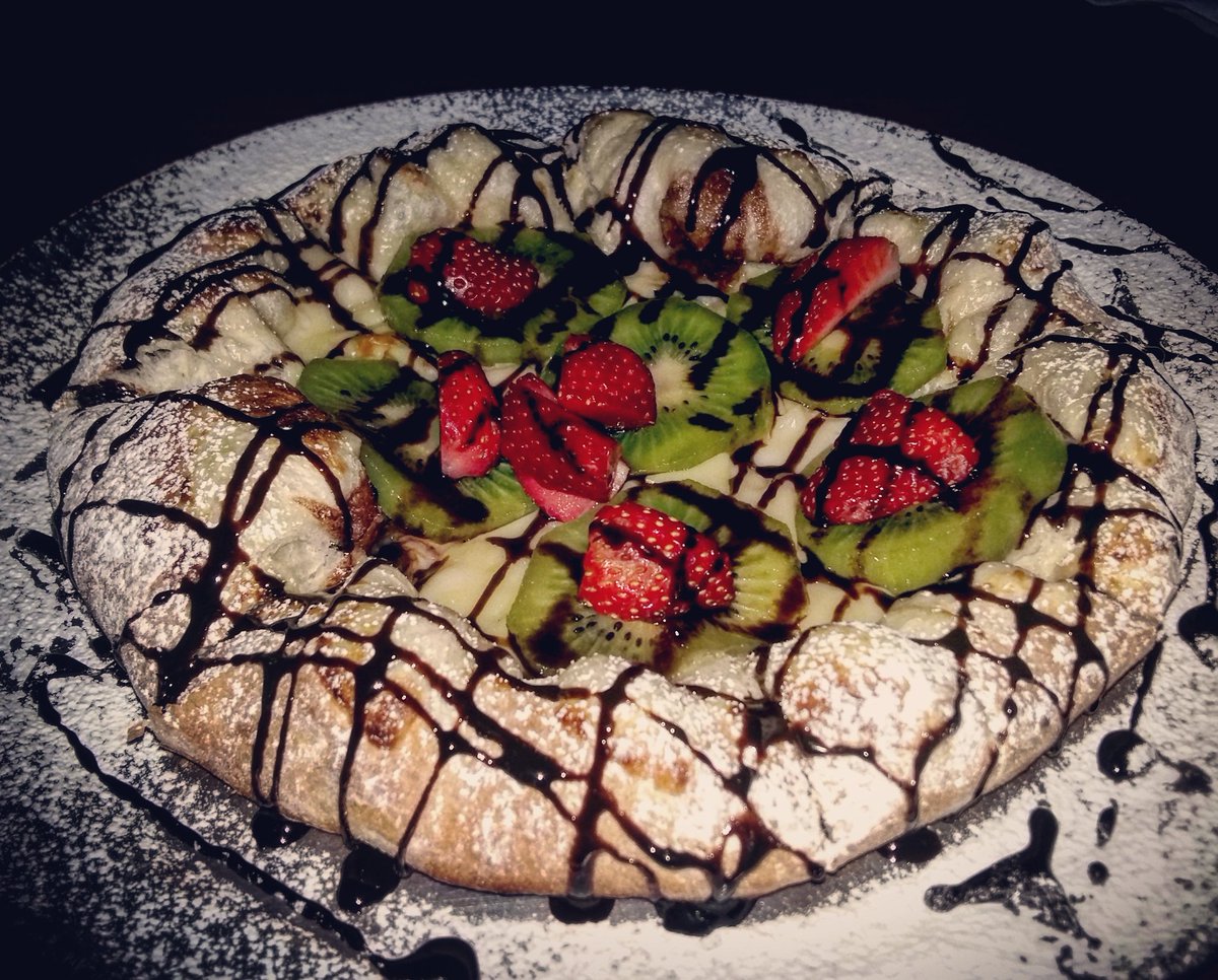 zuumark's tweet photo. Este es nuestro #PastelDeAniversario... nos gusta más la pizza vdd @VillafanAle??? 😊😍😘❤ https://t.co/d0wtK6rZZL