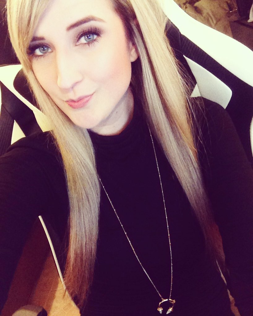 eveuhxx's tweet image. Live now! Short EU friendly stream. twitch.tv/eveuhxx