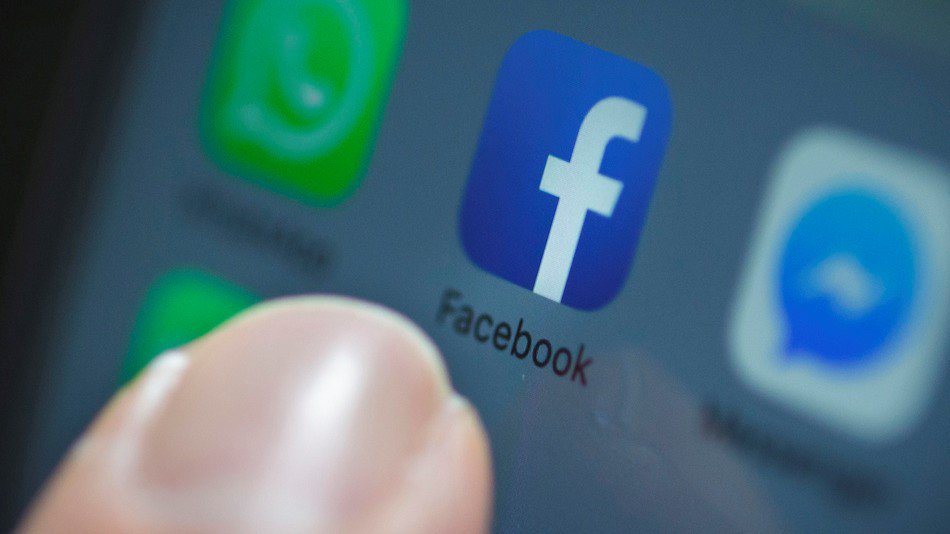 Techwhite_'s tweet photo. Want longer #iPhone battery life? Delete the #Facebook app #Techwhite https://t.co/U0lxNObLH3 https://t.co/YxzAjjSsLW