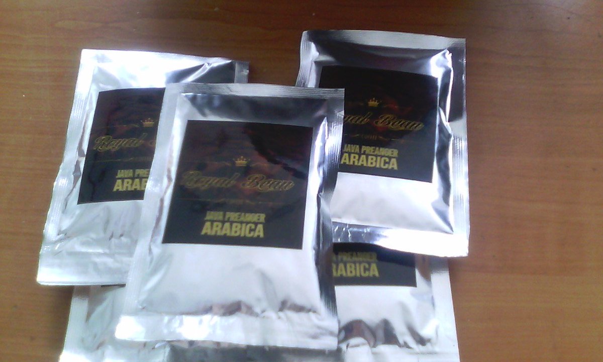 RoyalBeanCoffe's tweet photo. Hari ini kita luncurin produk black coffe langsung seduh nih harga Rp. 1.500 https://t.co/juGXjjUj26