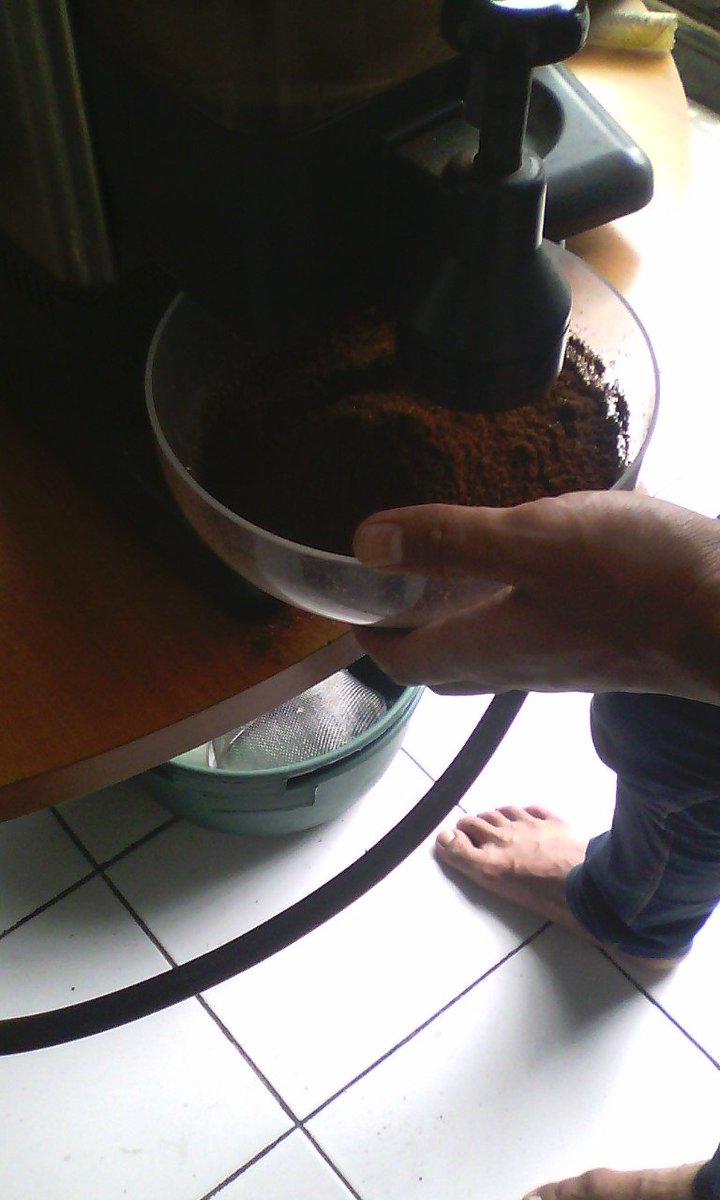 RoyalBeanCoffe's tweet photo. Proses dengan bener bener hati hati sederhana dan teliti menghasilakan kopi yg berkualitas :) @RoyalBeanCoffe https://t.co/KJrGRj6qev