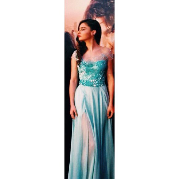 QueenAATFC's tweet photo. @aycaaysinturan Ayça at the gala I liked her style at choosing dress💎💙 #SevimliTehlikeli #Zeliş #AycaAysinTuran https://t.co/abYngB7deo