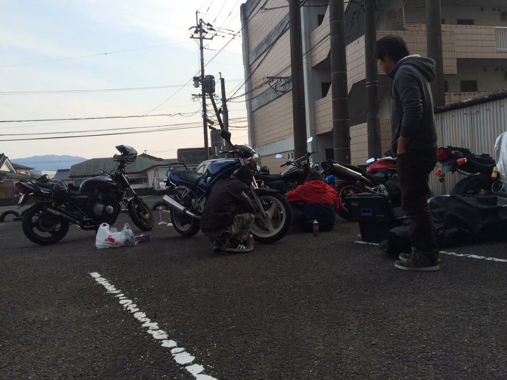 kent38M's tweet photo. こーやって、
みんなでバイク綺麗にしたりそーゆー話出来るのもあと20日ほどかぁ…
TS、東郷の皆さんにはうるさかったやろーし、迷惑やったやろけど、苦情とかあんまりなかって申し訳ないです https://t.co/AhB17L1m7c