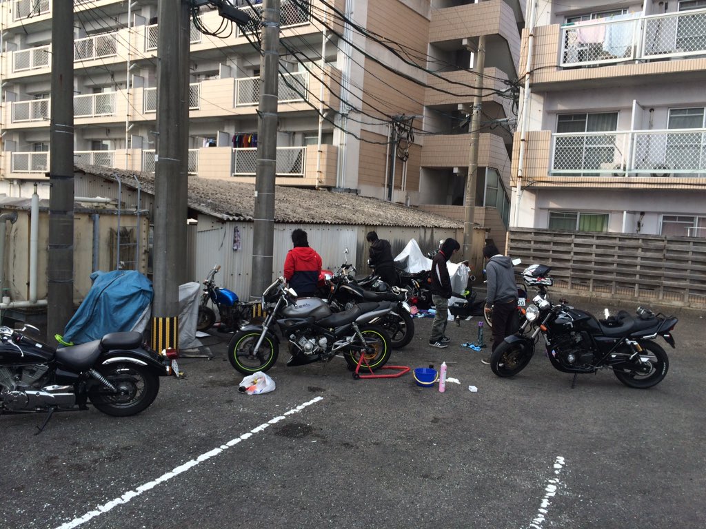 kent38M's tweet photo. こーやって、
みんなでバイク綺麗にしたりそーゆー話出来るのもあと20日ほどかぁ…
TS、東郷の皆さんにはうるさかったやろーし、迷惑やったやろけど、苦情とかあんまりなかって申し訳ないです https://t.co/AhB17L1m7c