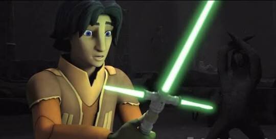 しかたないなたかし そもそも十字のライトセーバーはレンのライトセーバー作りの腕が未熟故にライトセーバー の暴発を防ぐためにエネルギーの方向を横に逃がした しょうがないから 出来てしまった産物で様式美じゃあないんだよ聞いてんのかディズニーおい