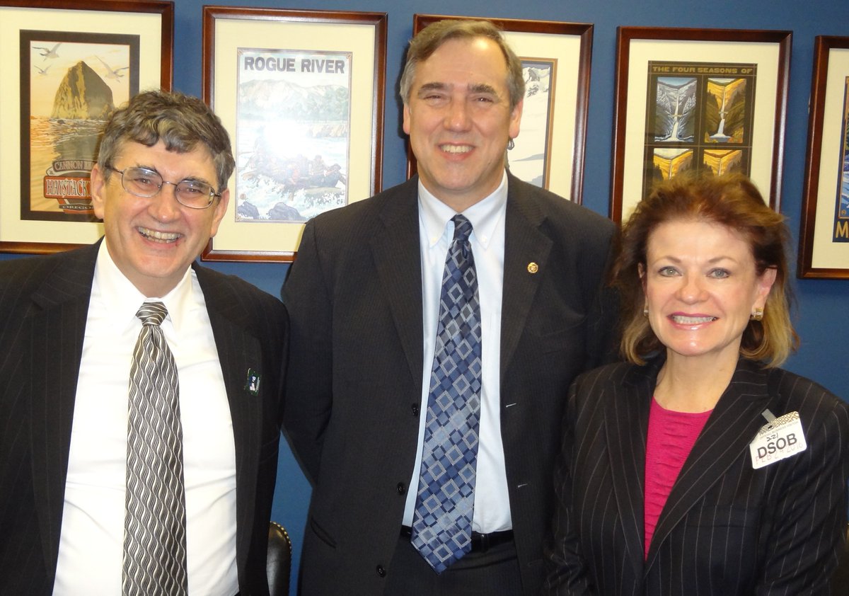 ORBroadcasters's tweet photo. Thanks Senator @SenJeffMerkley for supporting Oregon Broadcasters - we appreciate you!  #WeAreBroadcasters https://t.co/cVRlrKaXEk